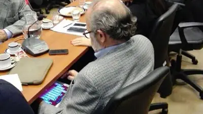 El diputado del PRO que juega al "solitario" en plena sesión en el Congreso El diputado del PRO que juega al "solitario" en plena sesión en el Congreso