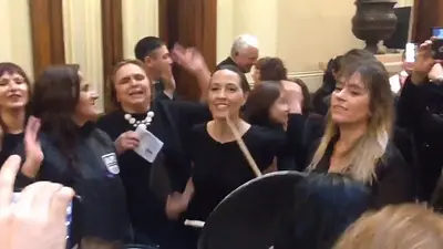 La batucada de Di Tullio y Mendoza en Diputados en la previa del #NiUnaMenos La batucada de Di Tullio y Mendoza en Diputados en la previa del #NiUnaMenos