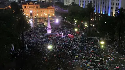 #NiUnaMenos: multitudinaria movilización hacia Plaza de Mayo contra los femicidios #NiUnaMenos: multitudinaria movilización hacia Plaza de Mayo contra los femicidios
