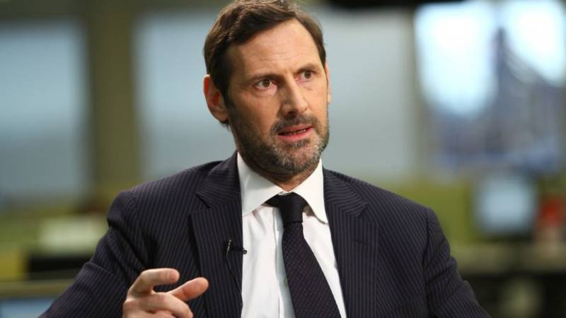 Marteau, el funcionario que controla el blanqueo y está de los dos lados del mostrador