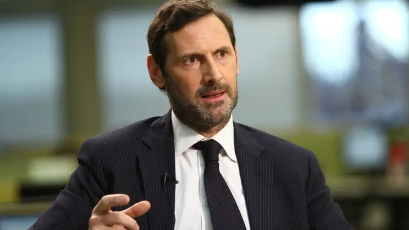 Marteau, el funcionario que controla el blanqueo y está de los dos lados del mostrador