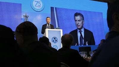 Macri a empresarios: "Ustedes tienen que ser los primeros en romperse el traste" Macri a empresarios: "Ustedes tienen que ser los primeros en romperse el traste"