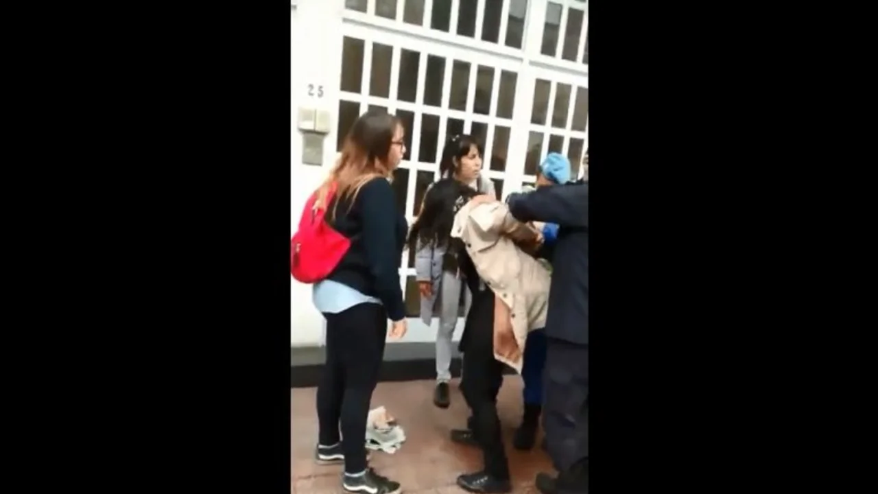 Violenta detención de una mujer durante la marcha por Ni una menos
