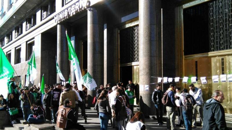 El Gobierno le dará un "bono similar" al de los trabajadores privados a los estatales