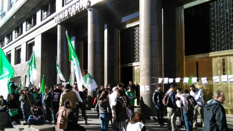 El Gobierno le dará un "bono similar" al de los trabajadores privados a los estatales