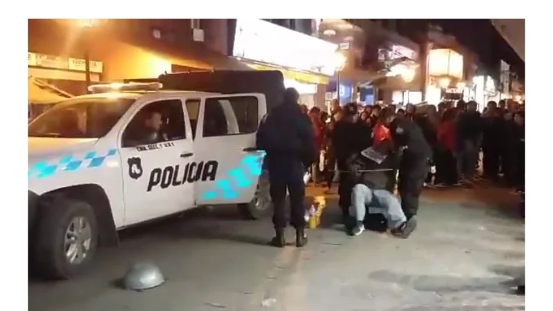 Violenta detención de la policía jujeña a un hombre ciego que pide limosna