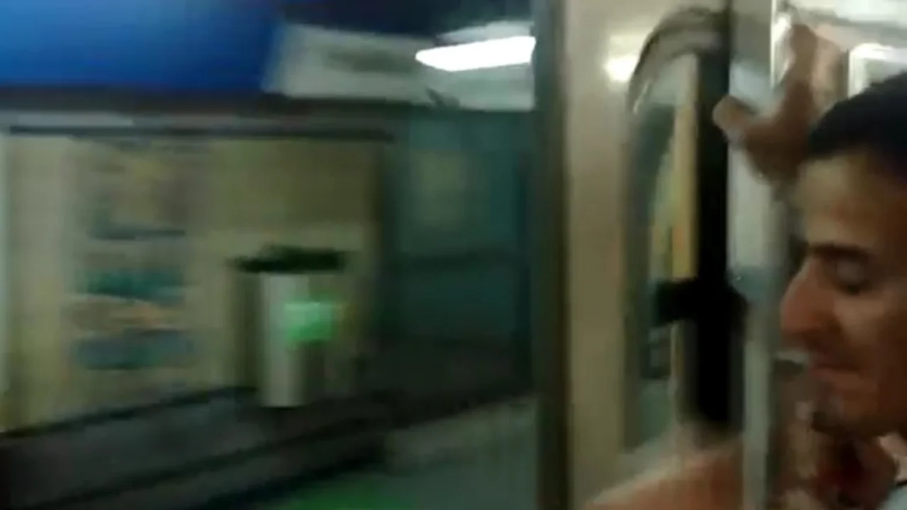 Por un error en el sistema, una línea de subte viajó con las puertas abiertas