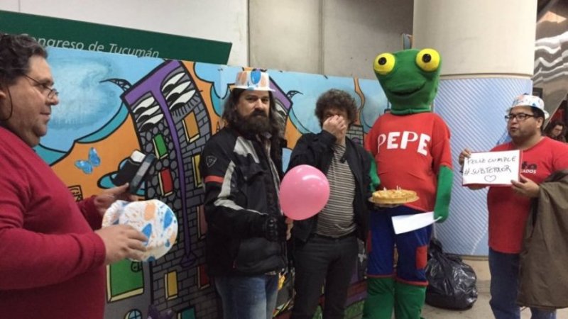 Dos escaleras del subte D no funcionan hace 4 años y le festejaron "el cumple"