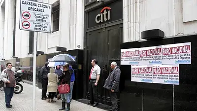 Por el paro de 24 horas, bancarios advierten que podría faltar dinero en los cajeros automáticos Por el paro de 24 horas, bancarios advierten que podría faltar dinero en los cajeros automáticos