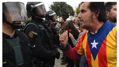 El pueblo catalán hizo retroceder a la policía de Rajoy El pueblo catalán hizo retroceder a la policía de Rajoy