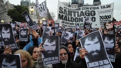 Una multitud volvió a reclamar por Maldonado, a dos meses de su desaparición Una multitud volvió a reclamar por Maldonado, a dos meses de su desaparición