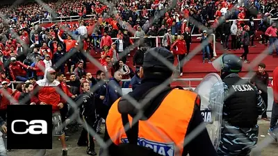 Escándalo: La policía quiso censurar una bandera en cancha de Independiente y terminó con incidentes Escándalo: La policía quiso censurar una bandera en cancha de Independiente y terminó con incidentes