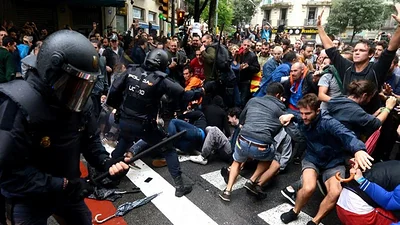 La imagen más emotiva de la violenta jornada en Cataluña La imagen más emotiva de la violenta jornada en Cataluña
