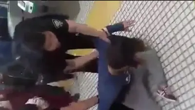 Repudiable: La policía de la Ciudad detuvo a una pareja de lesbianas por besarse Repudiable: La policía de la Ciudad detuvo a una pareja de lesbianas por besarse