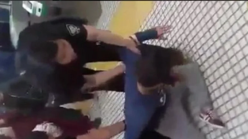 Repudiable: La policía de la Ciudad detuvo a una pareja de lesbianas por besarse