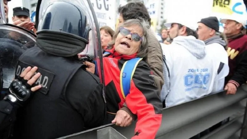 Jubilados, en alerta: denuncian la privatización del PAMI