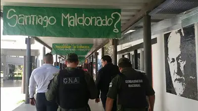 Gendarmería irrumpió en una protesta por Maldonado en la facultad de Rosario Gendarmería irrumpió en una protesta por Maldonado en la facultad de Rosario