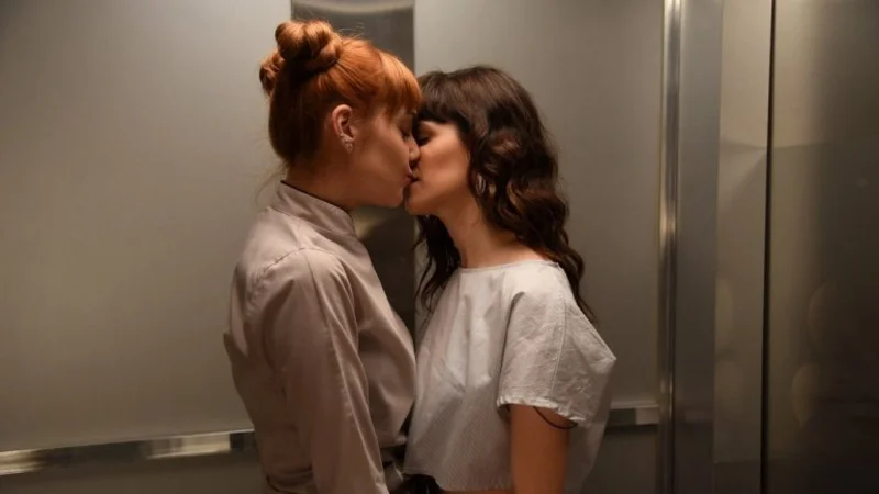 Polémica en Mendoza: un canal censuró un beso entre dos mujeres de Canal 13