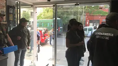 Gendarmería allana las radios de Cristóbal López cuando Cristina le da una nota a Casella Gendarmería allana las radios de Cristóbal López cuando Cristina le da una nota a Casella
