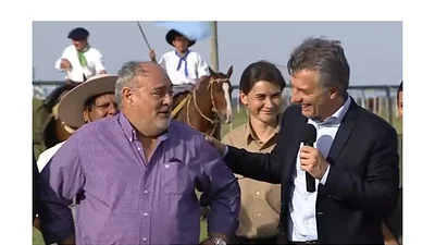 Macri le hizo bullying a Colombi por su panza y puso incómodo al gobernador Macri le hizo bullying a Colombi por su panza y puso incómodo al gobernador