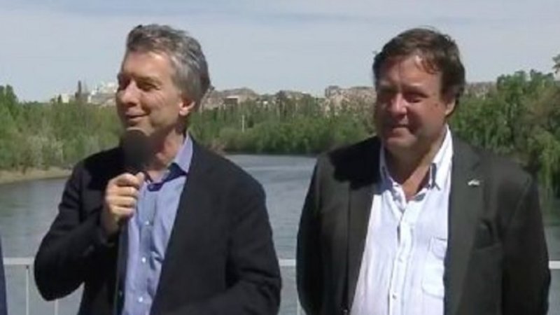 Macri posó con una cartera en un acto de Cambiemos en Cipoletti
