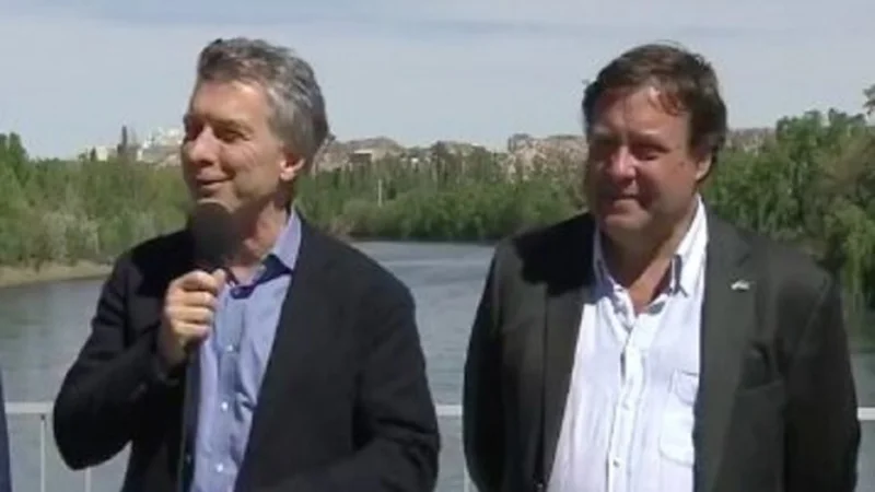 Macri posó con una cartera en un acto de Cambiemos en Cipoletti