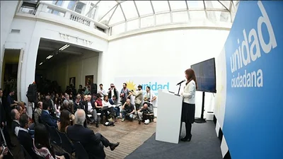 El curioso animal que se coló en la conferencia de prensa de Cristina El curioso animal que se coló en la conferencia de prensa de Cristina