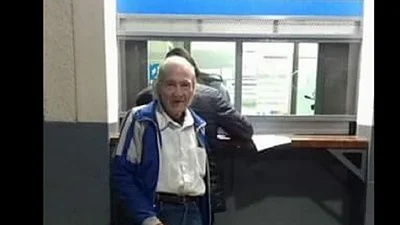 Es jubilado, se gana la vida tocando el bandoneón en la estación de tren: la Policía lo echó Es jubilado, se gana la vida tocando el bandoneón en la estación de tren: la Policía lo echó
