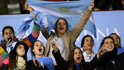 La incómoda bandera contra el Gobierno que la TV Pública ignoró en Argentina-Ecuador La incómoda bandera contra el Gobierno que la TV Pública ignoró en Argentina-Ecuador