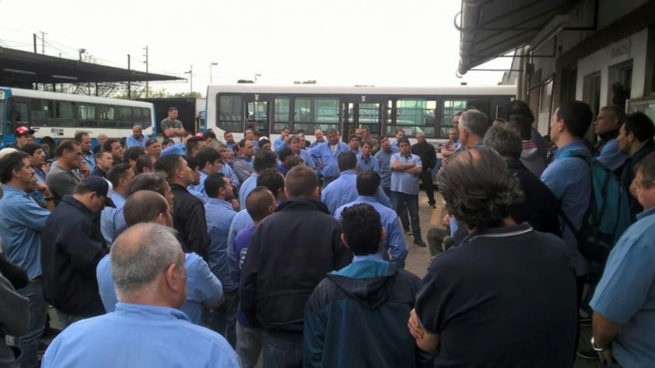 Colectiveros reclaman la falta de pago de sueldos
