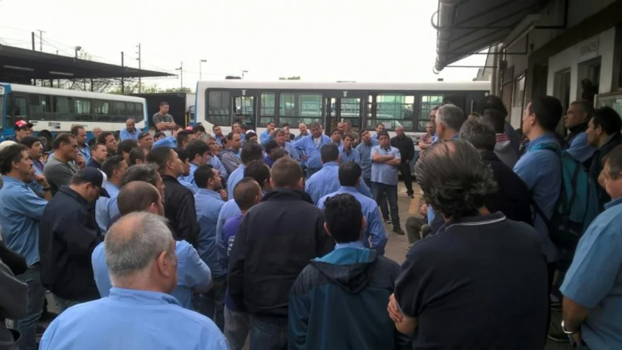 Colectiveros reclaman la falta de pago de sueldos