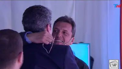 El sugestivo abrazo de Massa y Randazzo en TN a días de las elecciones El sugestivo abrazo de Massa y Randazzo en TN a días de las elecciones