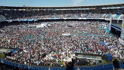 La enorme bandera musical que desplegó La Cámpora para Cristina Kirchner La enorme bandera musical que desplegó La Cámpora para Cristina Kirchner