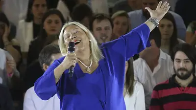 La "defensa" de Carrió sobre Patricia Bullrich: "Cometió torpezas y las va a seguir cometiendo" La "defensa" de Carrió sobre Patricia Bullrich: "Cometió torpezas y las va a seguir cometiendo"