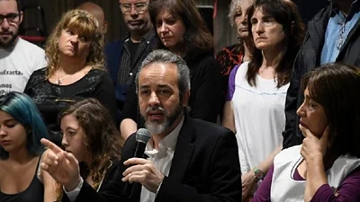Docentes suspenden marcha para protestar contra la reforma en la Secundaria Docentes suspenden marcha para protestar contra la reforma en la Secundaria