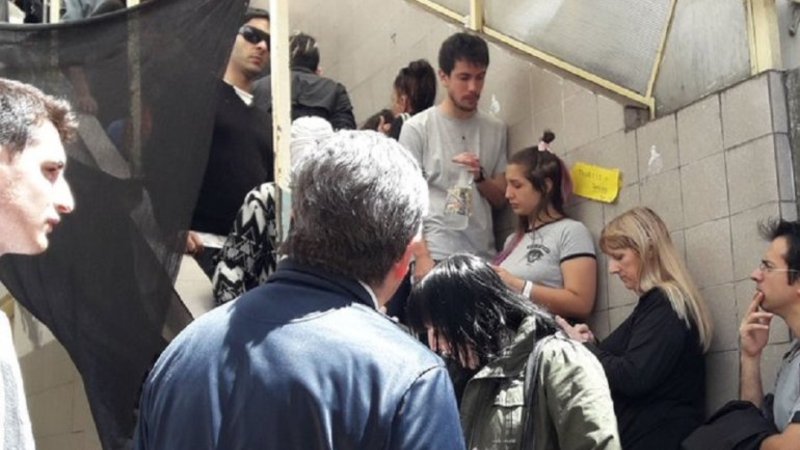 El blooper de un anciano con una urna que provocó un escándalo en una escuela