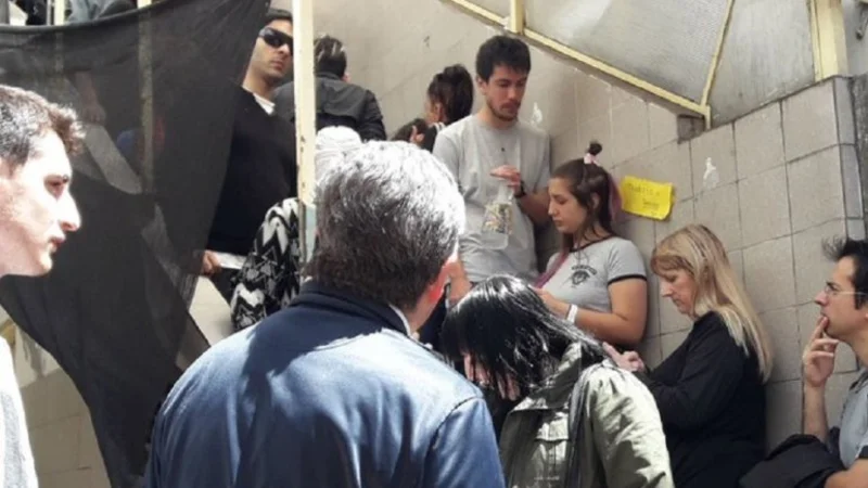 El blooper de un anciano con una urna que provocó un escándalo en una escuela