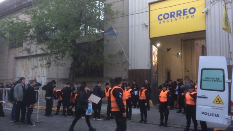 Fuerte operativo de seguridad para recibir las urnas en el Correo