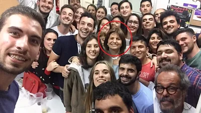 Brindis con champagne y euforia: fotos de la intimidad del festejo de Patricia Bullrich Brindis con champagne y euforia: fotos de la intimidad del festejo de Patricia Bullrich