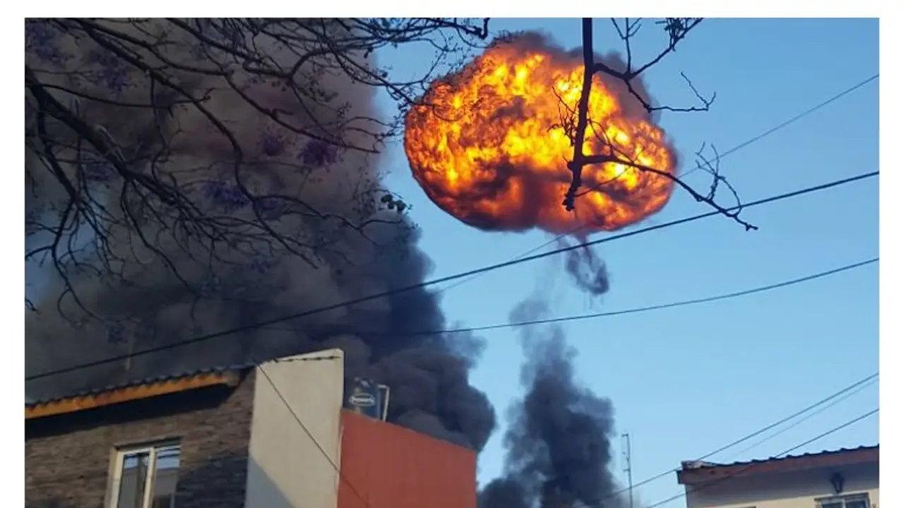 Explotó una fábrica de químicos en San Justo y el humo se ve desde Caballito