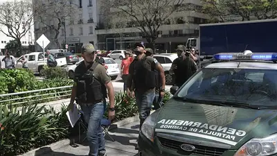 Pese al operativo de Gendarmería, De Vido se entregó en Comodoro Py Pese al operativo de Gendarmería, De Vido se entregó en Comodoro Py