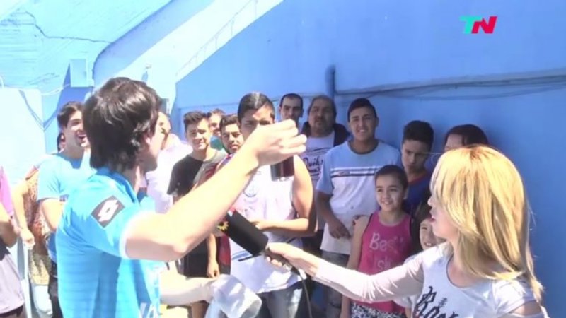 El mago hincha de Belgrano que transforma el agua en fernet