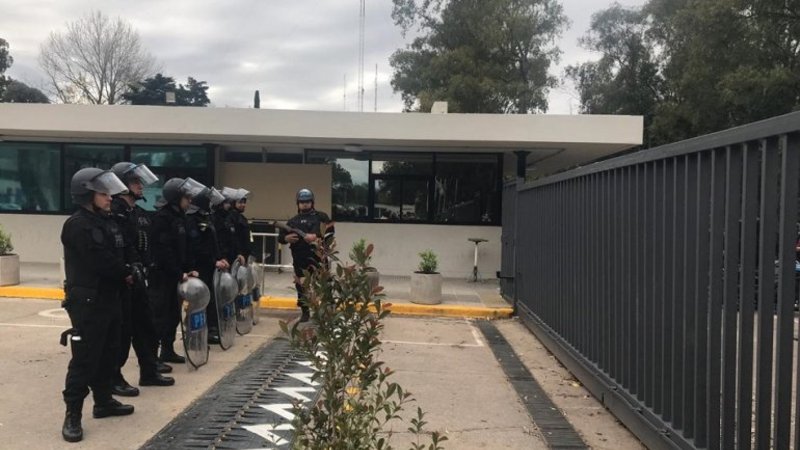 La Policía reprimió a trabajadores del INTI que querían hacer una asamblea