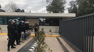 La Policía reprimió a trabajadores del INTI que querían hacer una asamblea La Policía reprimió a trabajadores del INTI que querían hacer una asamblea