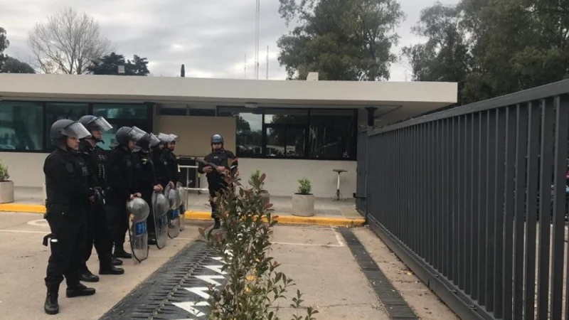 La Policía reprimió a trabajadores del INTI que querían hacer una asamblea