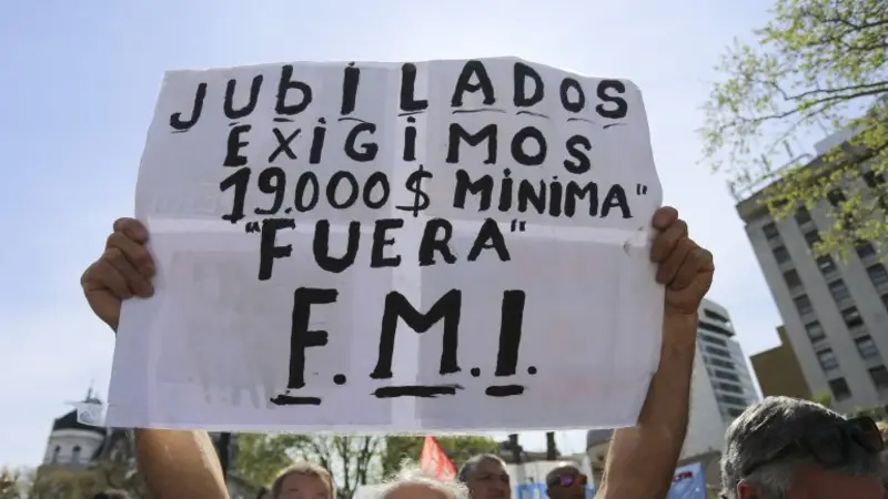 Nicolás Dujovne descartó que entreguen bono de fin de año para los jubilados