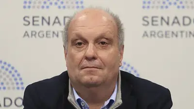 Insólito: tras vaciar Télam, la foto de Lombardi viendo un flyer de los despedidos Insólito: tras vaciar Télam, la foto de Lombardi viendo un flyer de los despedidos