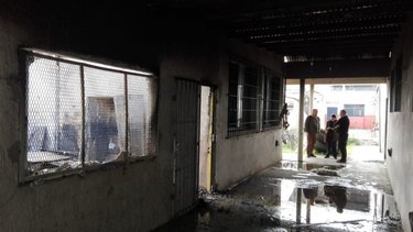 Balearon a una preceptora frente a la Escuela de Moreno que se incendió