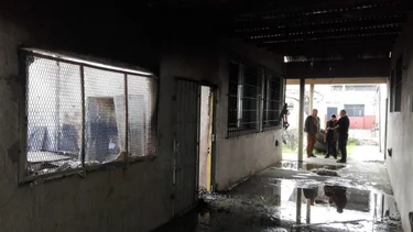 Balearon a una preceptora frente a la Escuela de Moreno que se incendió