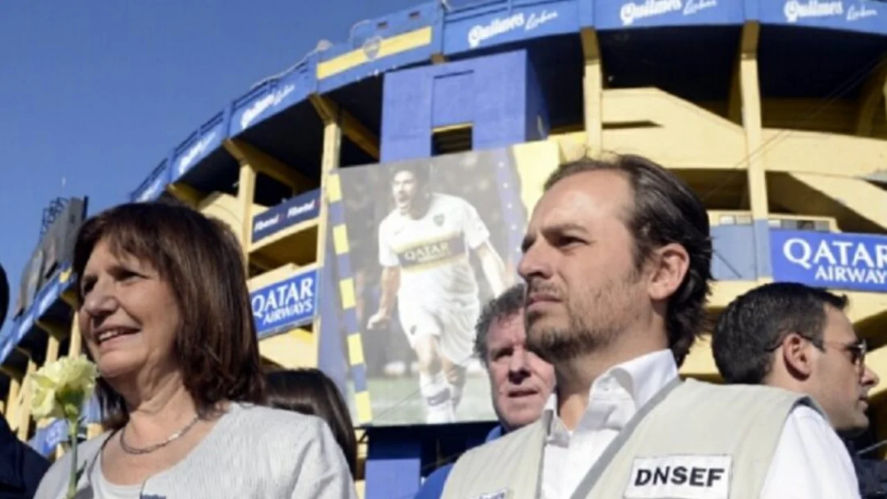 Con Bullrich vigilando en la cancha, un funcionario se coló como "falso visitante" a La Bombonera